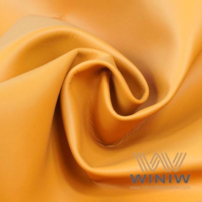 cuoio del microfiber della tappezzeria del sofà in azione